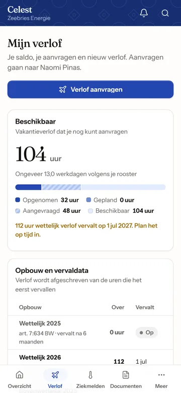 Verlof op een telefoon: 104 uur beschikbaar, een balk met opgenomen, aangevraagde en beschikbare uren, en een waarschuwing dat 112 uur wettelijk verlof op 1 juli 2027 vervalt.