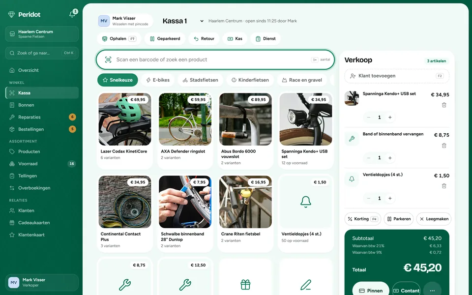 De kassa van Peridot in een fietsenwinkel: producttegels met foto's en prijzen, een veld om een barcode te scannen, en een verkoop van drie artikelen, waarvan één regel arbeidsloon tegen 9% btw, met een totaal van €45,20 en knoppen voor Pinnen en Contant.