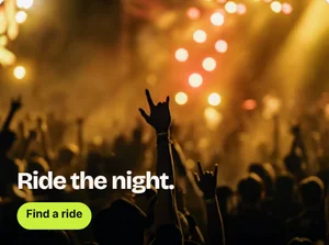 Een advertentie van het demomerk: publiek bij een avondconcert onder de kop Ride the night, met een knop Find a ride.