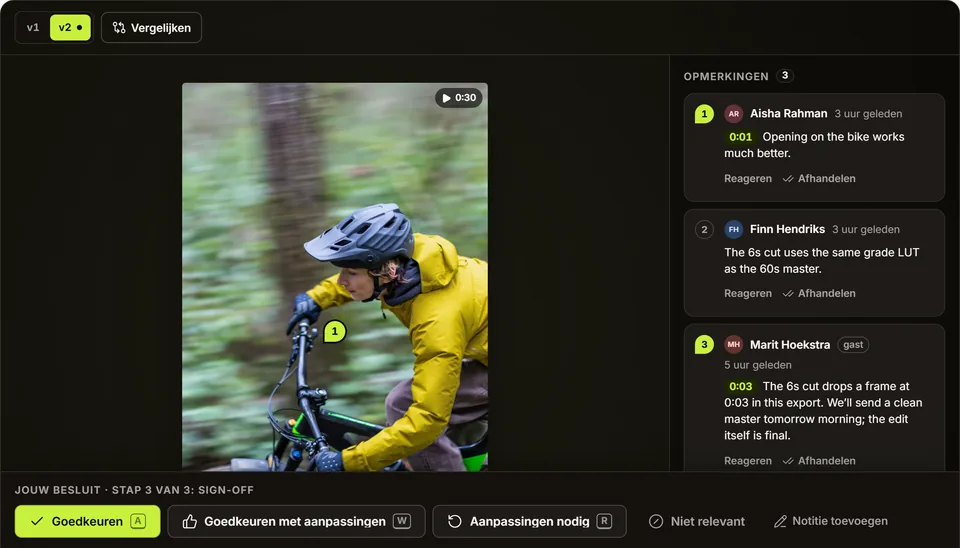 De reviewruimte in Prism voor versie 2 van de cut-downs van de merkfilm: de video met een genummerde pin op de fietser, drie opmerkingen ernaast, twee met een tijdcode en één van een gast, en de balk Jouw besluit voor stap 3 van 3, Sign-off.