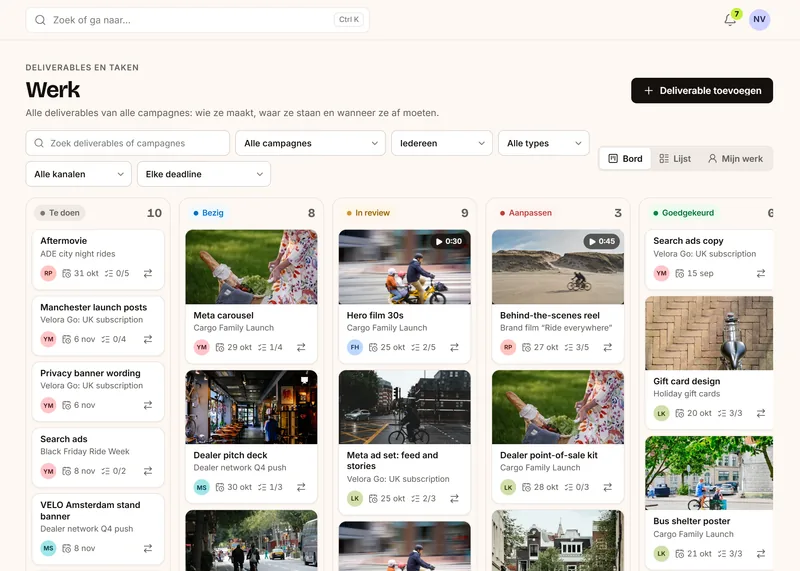 Het werkbord in Prism: kolommen voor Te doen, Bezig, In review, Aanpassen en Goedgekeurd, met kaarten voor deliverables zoals een carrousel voor Meta, een herofilm en een abriposter, elk met een thumbnail, de campagne, eigenaar, deadline en afgeronde taken.