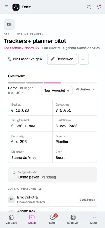 Een open deal op een telefoon: de fase met de kans, het bedrag, de terugkerende waarde, de sluitdatum en de volgende stap, een demo die vandaag gepland staat.